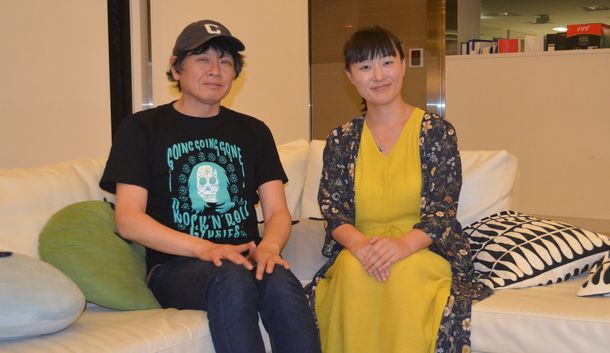 写真・図版 : 奈良美智さん（左）と安田菜津紀さん＝6月16日