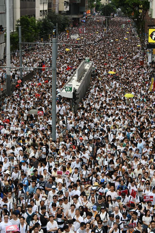写真・図版 : 香港の逃亡犯条例改正案に反対するデモ行進で、路上を埋め尽くす市民ら＝2019年6月9日、香港
