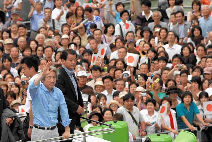 写真・図版 : 小泉純一郎首相（当時）の街頭演説に聴き入る人たち＝2005年8月、相模原市