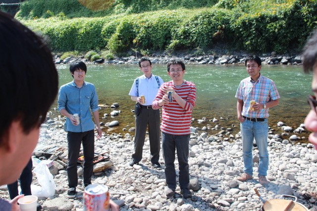 写真・図版 : 2014年初夏の蔡先生の研究室の芋煮会。中央が蔡先生で、その左が著者。