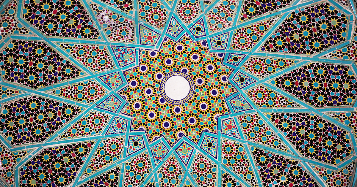 写真・図版 : ペンローズ・パターンであることが発見されたイラン「ハーフェズ廟」の天井　shutterstock.com