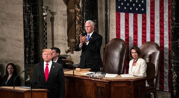 写真・図版 : 米連邦議会で一般教書演説を行うトランプ大統領＝2019年2月5日、ワシントン
