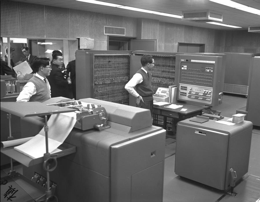 写真・図版 : 1959年に気象庁へ収められた当時最新鋭のIBMのコンピューター