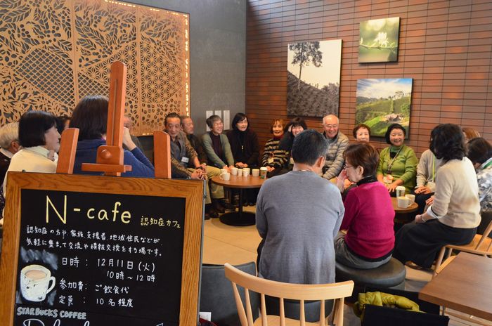 写真・図版 : 愛知県で開かれた認知症カフェ。参加者は認知症の介護経験などの話をしていた