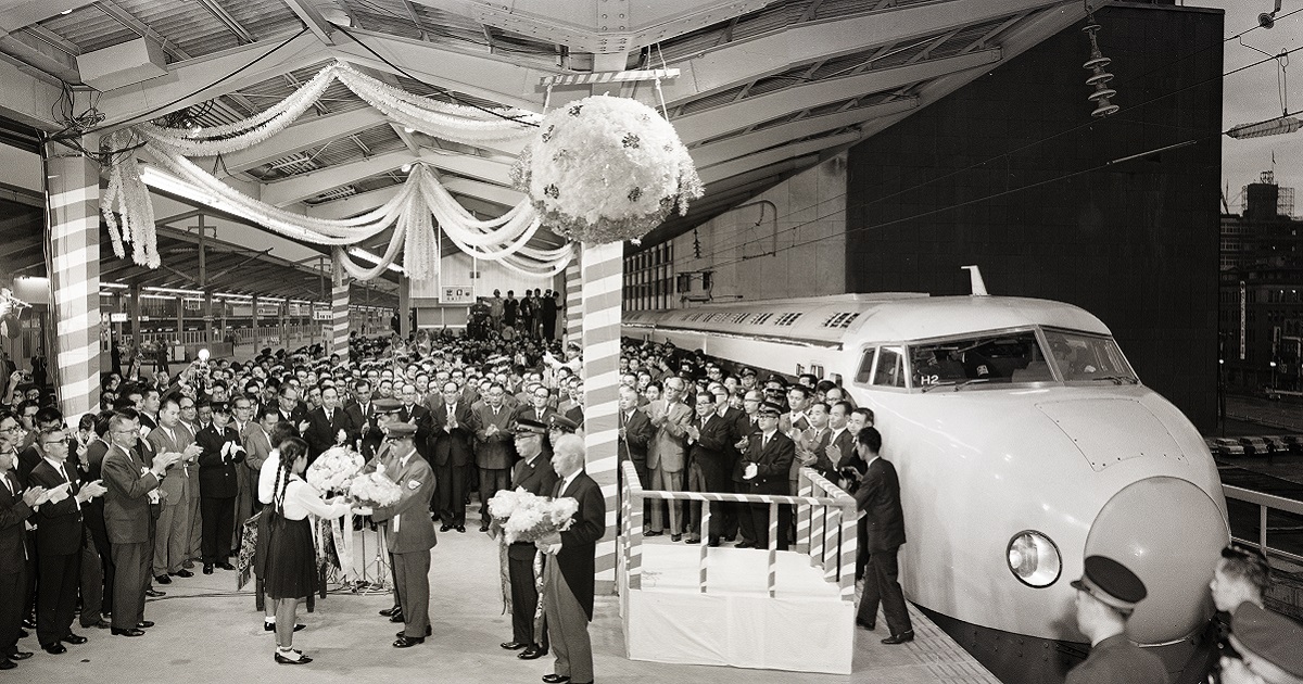 写真・図版 : 1964年10月1日、東海道新幹線の下り一番列車、新大阪行き「ひかり1号」の出発式=国鉄東京駅第9ホーム