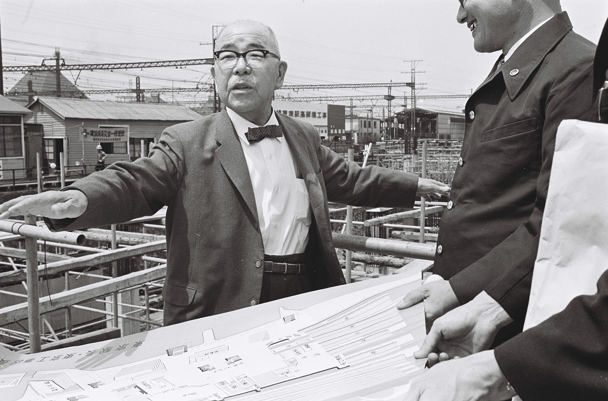 写真・図版 : 国鉄(当時)東京駅付近の東海道新幹線工事現場を視察する十河信二国鉄総裁=1962年7月