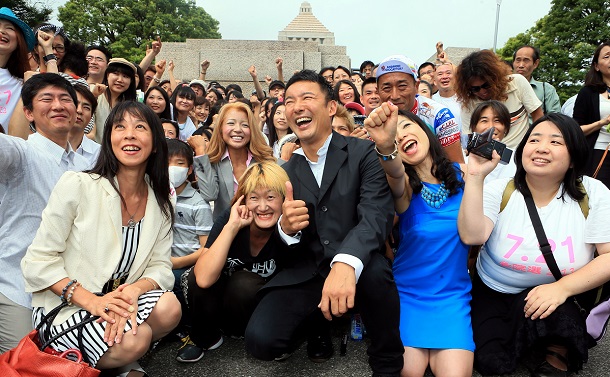 写真・図版 : 支持者とともに国会に初登院した山本太郎氏＝2013年8月2日
