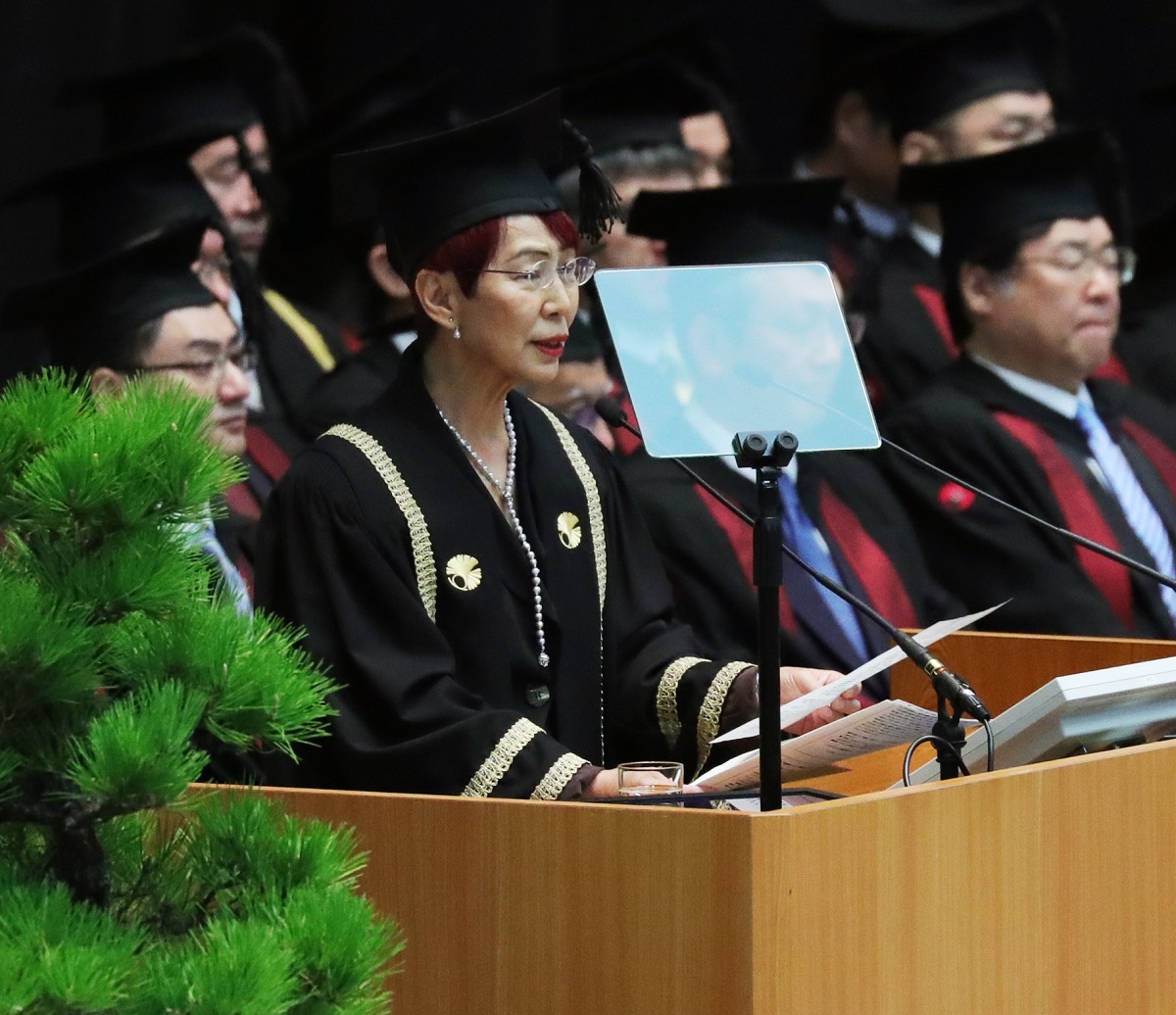 写真・図版 : 東京大学の入学式で祝辞を述べる上野千鶴子＝2019年4月12日