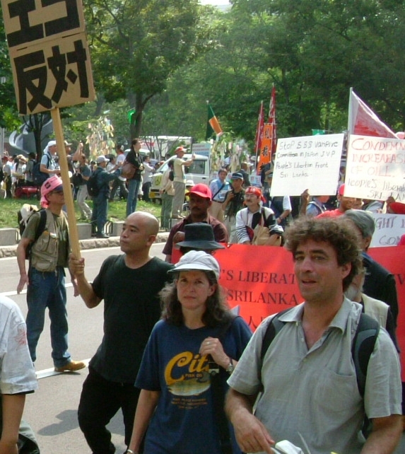 写真・図版 : ネグリとの共著『帝国』などで知られる哲学者のマイケル・ハート氏（右）らとともに、G8開催に抗議するデモに参加する筆者＝2008年7月5日、札幌市
