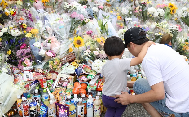写真・図版 : 川崎に児童殺傷事件現場に供えられた花や菓子＝2019年5月29日