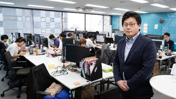写真・図版 : JX通信社社内の光景と社長の米重克洋さん＝撮影・吉永考宏