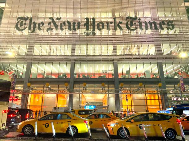 写真・図版 : 電子版で業績を伸ばすニューヨーク・タイムズの本社ビル＝2月、米ニューヨーク市、ソフィー・ディング撮影 