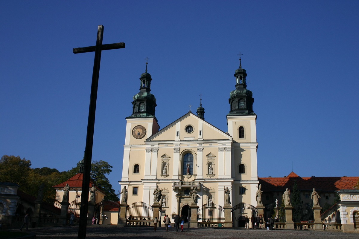 写真・図版 : ポーランドの「カルヴァリア・ゼブジトフスカ」の聖堂。正式名は覚えられないほど長い＝筆者撮影