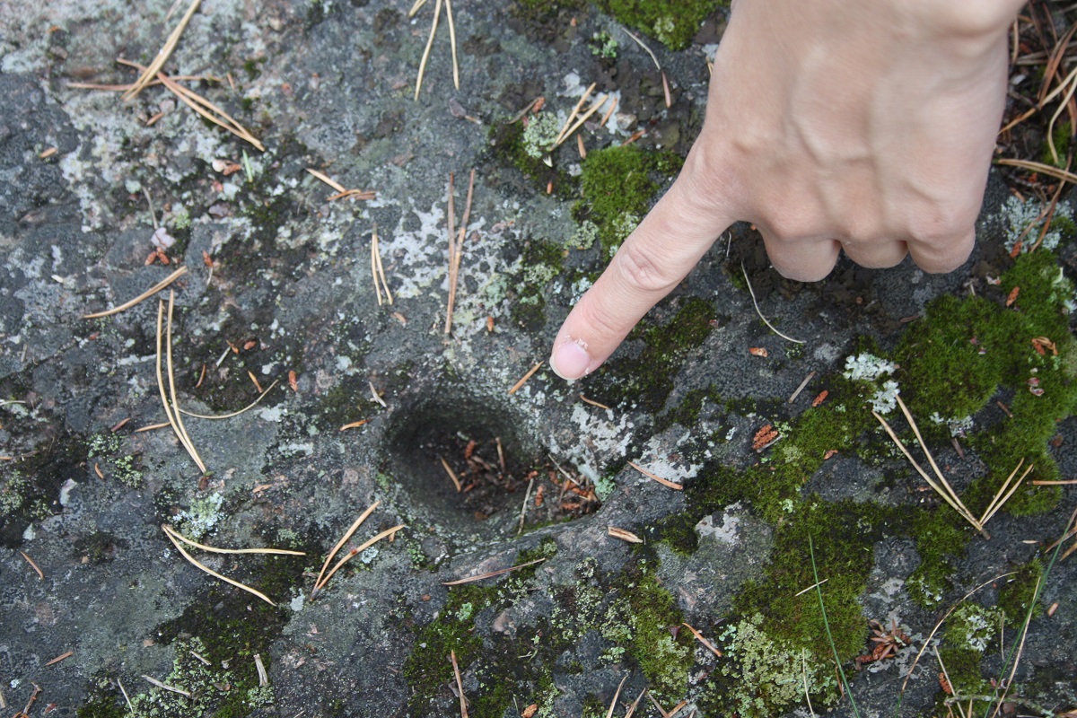 写真・図版 : 「シュトルーヴェの測地孤」の三角測量地点の一つ。測量時の小さなくぼみが世界遺産だ＝筆者撮影