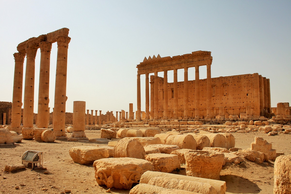 写真・図版 : シリアの「パルミラ遺跡」。ベル神殿（右）は、ISによって破壊された＝2009年11月、筆者撮影