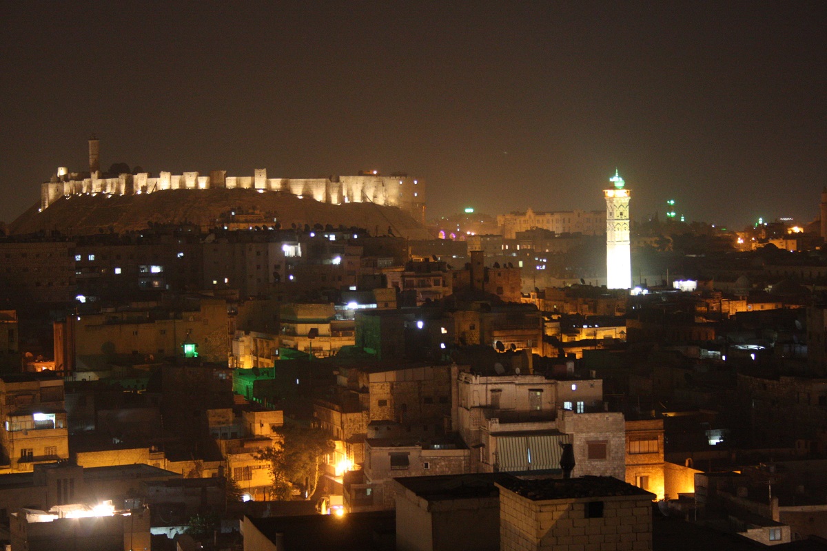 写真・図版 : シリアの「古都アレッポ」の夜景。後方にあるのはシンボルのアレッポ城＝2009年11月、筆者撮影