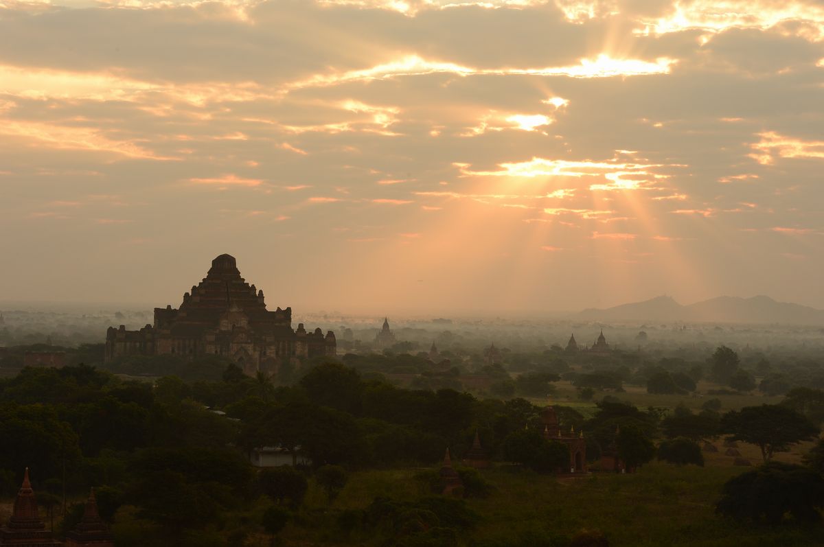 写真・図版 : ミャンマーでのバガンの日の出＝2014年、森井英二郎撮影 