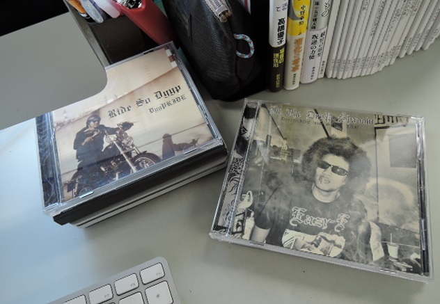 ヒップホップ好きの堀真悟さん。よく聴くCDをデスクに積んでいる。現在、牧師である山下壮起氏による『ヒップホップ・レザレクション――ラップ・ミュージックとキリスト教』(7月刊行予定)を編集中