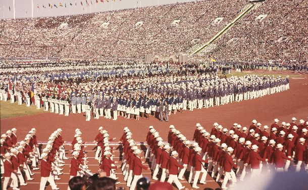 写真・図版 : 1964年東京オリンピック開会式。日本選手団の入場行進＝1964年10月10日