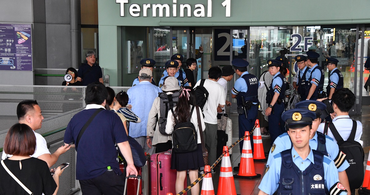 Ｇ２０開催の影響で保安検査が強化された旅客ターミナル入り口＝２０１９年６月２７日午前８時５３分、関西空港20190627