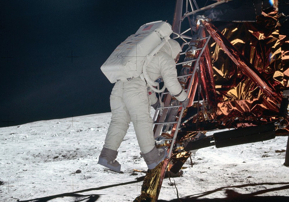 写真・図版 : 月着陸船から降りる乗組員（NASA）