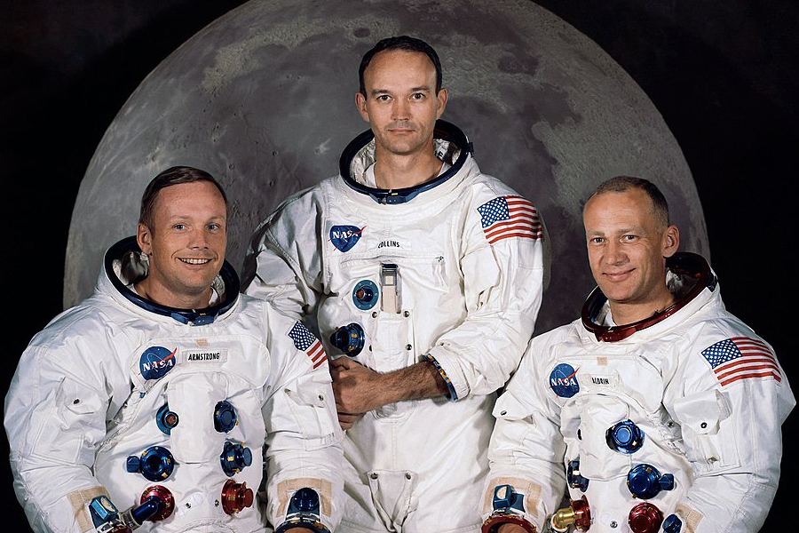 写真・図版 : アポロ11号で月に到達した3人の宇宙飛行士（NASA）