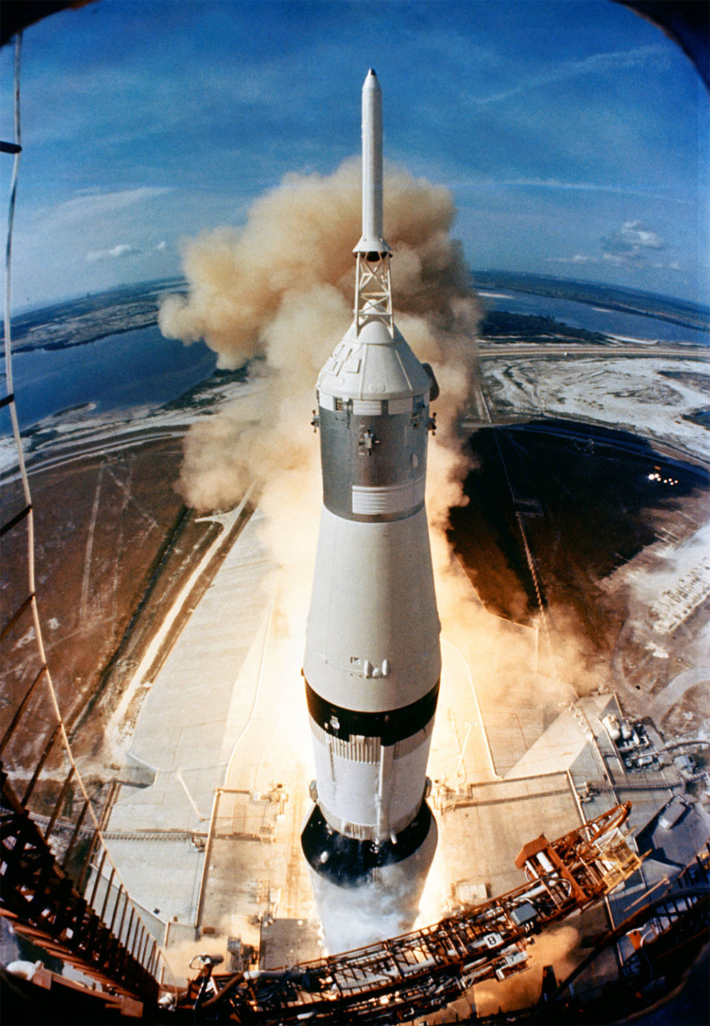 写真・図版 : 月へと打ち上げられるアポロ11号（NASA）