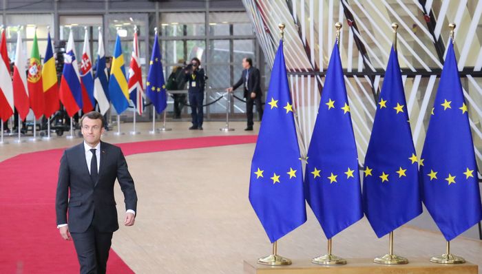 写真・図版 : EU首脳会議の会場に到着したフランスのマクロン大統領＝3月21日、ブリュッセル、津阪直樹撮影