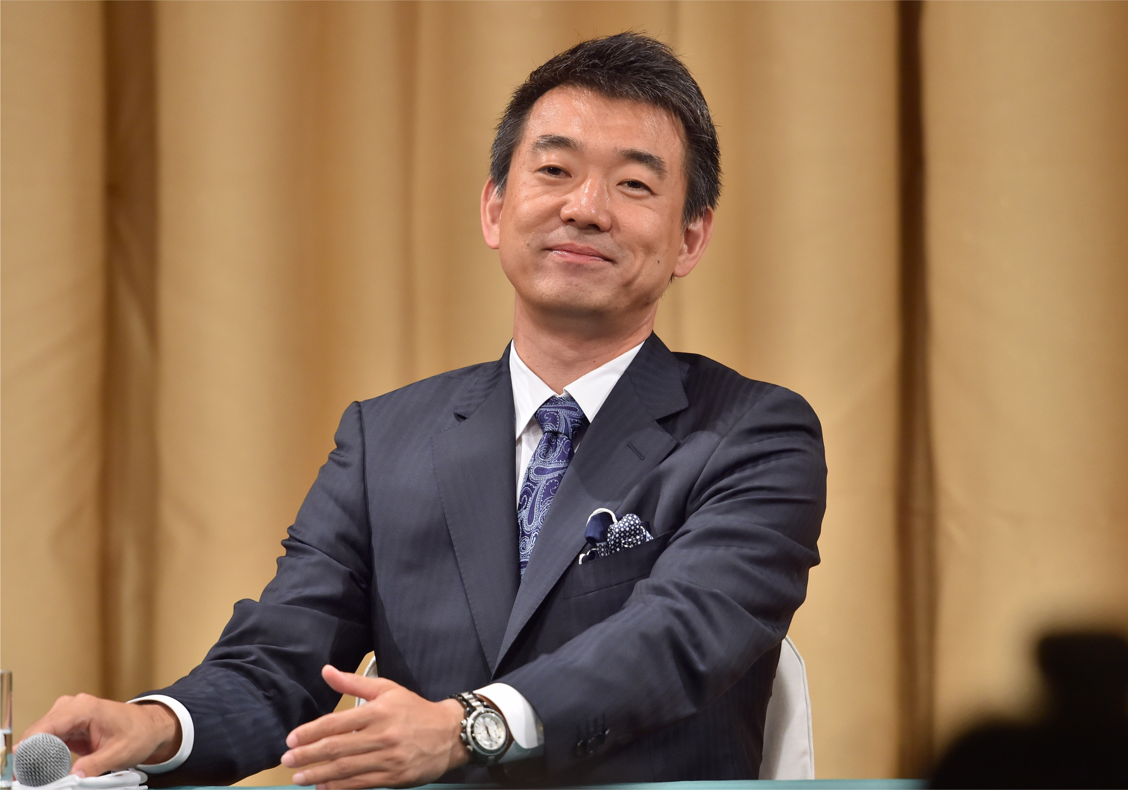 写真・図版 : 住民投票で大阪都構想が否決されたことを受け、政界引退を正式に表明する大阪維新の会代表の橋下徹市長＝2015年5月17日夜、大阪市北区