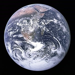 写真・図版 : アポロ17号が撮影した「ザ・ブルー・マーブル」＝NASA