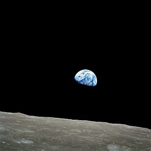 写真・図版 : アポロ8号が撮影した「地球の出」＝NASA