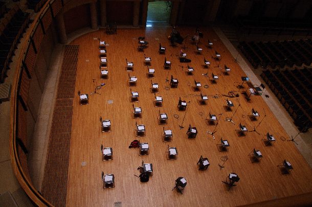 写真・図版 : 西脇のオーケストラ配置。演奏者は横1列に並ぶ。右が客席。（撮影は筆者。以下同）