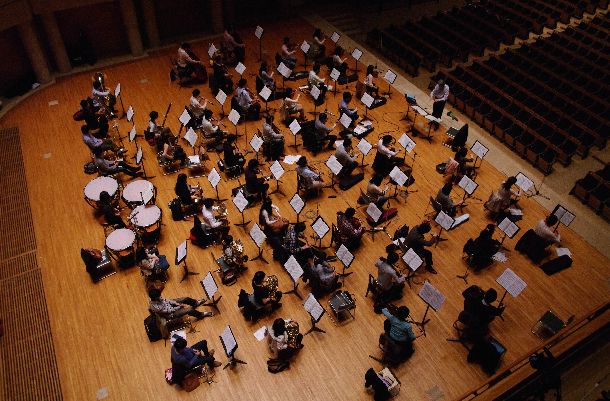 写真・図版 : 新しい オーケストラの配置では、演奏者ひとりひとりがソリスト、コンサートマスター