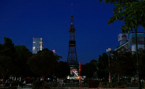 写真・図版 : 北海道地震の後、停電で消えた「さっぽろテレビ塔」の照明＝2018年9月6日、札幌市中央区