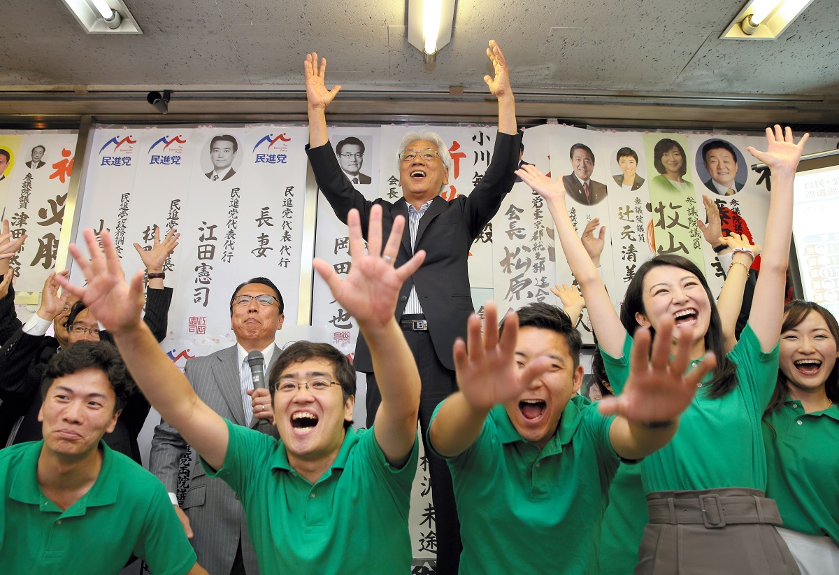 写真・図版 : 前回参院選、東京選挙区の最後の1議席にすべりこんだ小川敏夫氏＝2016年7月11日