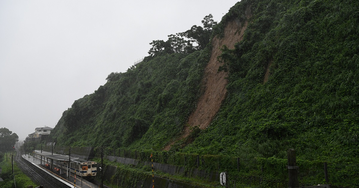 写真・図版 : JR南鹿児島駅のすぐ裏で起きた土砂崩れ=2019年7月3日、鹿児島市