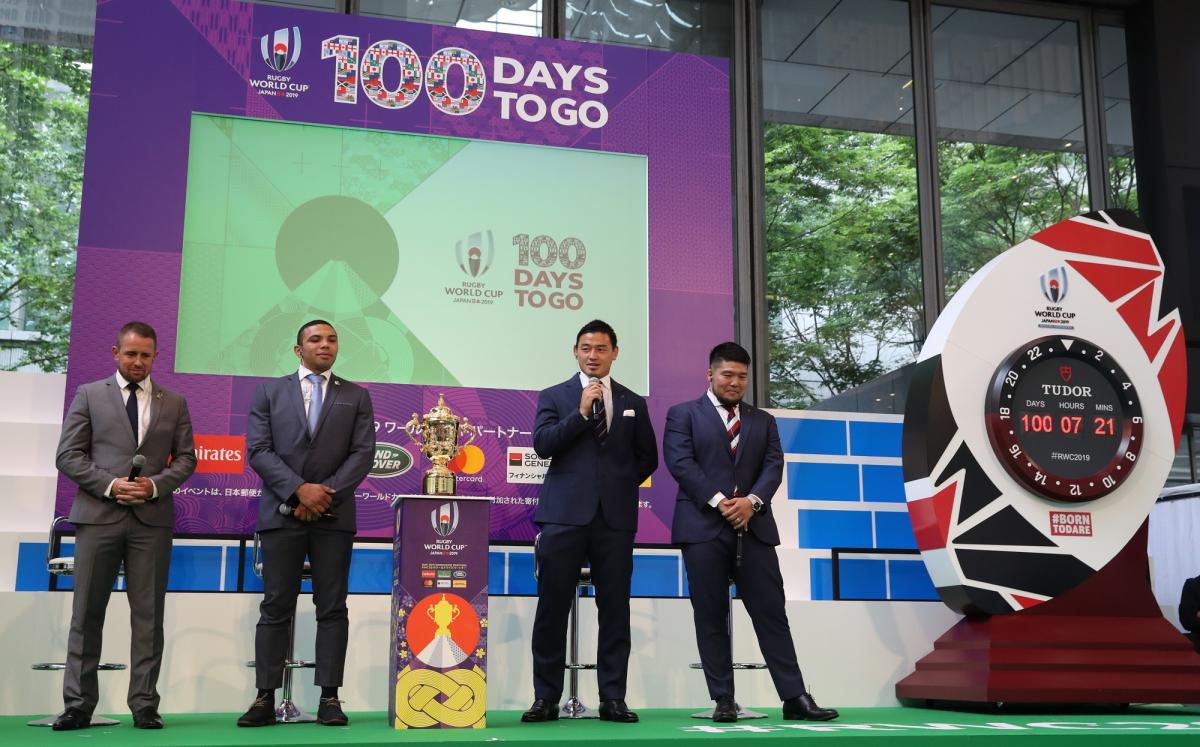 写真・図版 : ラグビーＷ杯100日前イベントに出席した五郎丸歩選手（右から2人目）。優勝トロフィーを前に、（左から）元ウェールズ代表のシェーン・ウィリアムズさん、元南アフリカ代表のブライアン・ハバナさん、畠山健介選手と話した＝2019年6月12日、東京・丸の内、西畑志朗撮影 