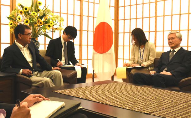 写真・図版 : 参院選投票日が迫る2019年7月19日、南官杓（ナム・グァンピョ）駐日韓国大使（右）を外務省に呼び、抗議する河野太郎外相