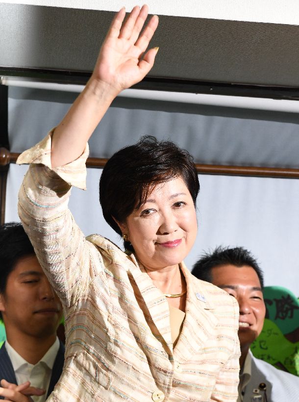 写真・図版 : 東京都知事の当選を確実にし、支援者の歓声にこたえて右手を挙げる小池百合子氏＝2016年7月31日、東京都豊島区