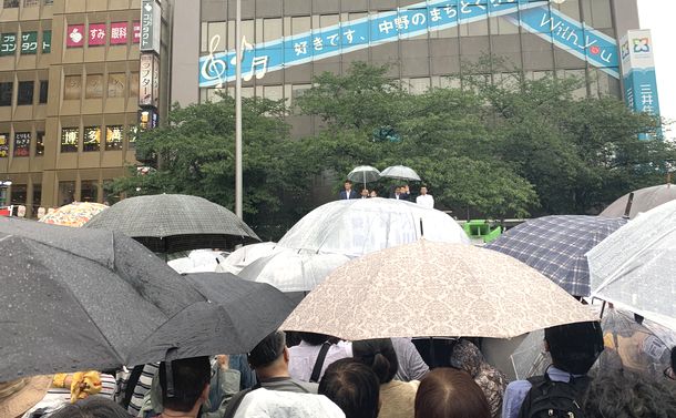 写真・図版 : この位置から安倍首相の演説を聞いた。プラカードの件で一層遠くに感じた＝2019年7月7日、東京・中野駅前。著者提供