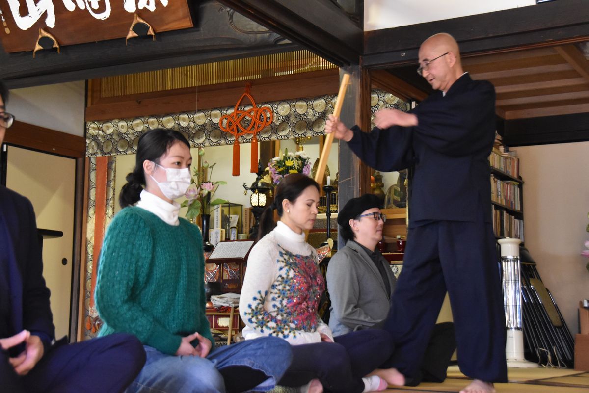 写真・図版 : 座禅に取り組む外国人モニター＝2019年1月18日午前11時35分、横須賀市浦郷町