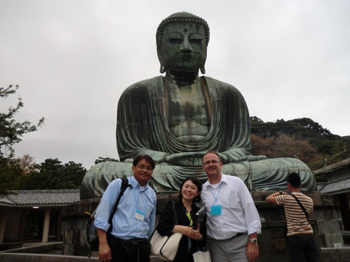 写真・図版 : 鎌倉の大仏を案内する古屋絢子さん＝神奈川県鎌倉市、筆者提供