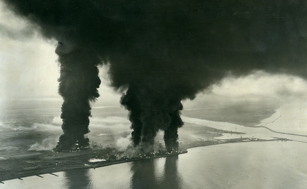 写真・図版 : 新潟地震で引き起こされた石油タンクの火災＝1964年6月17日