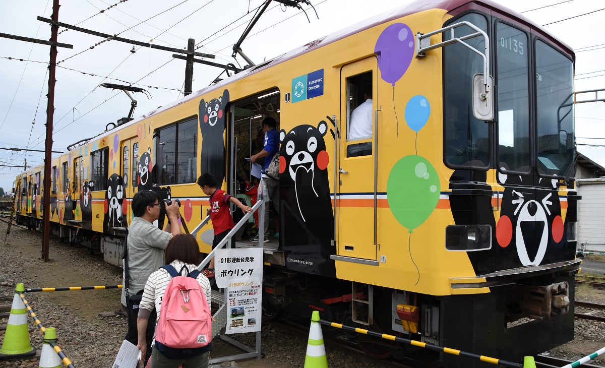 写真・図版 : 海外の観光客にも人気の熊本電鉄「くまモンラッピング電車」
