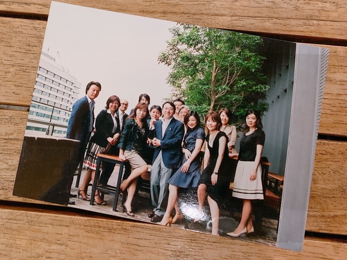 写真・図版 : 2007年、新丸ビル開業時に同僚と＝井上友美さん提供