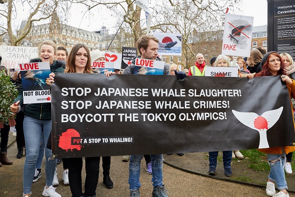 写真・図版 : ロンドンで日本の商業捕鯨に抗議する人たち＝1月26日、Kevin J. Frost/shutterstock