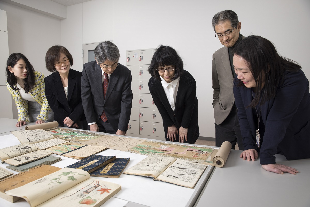写真・図版 : 国文学研究資料館で研究者たちと資料を見る、小説家の川上弘美さん（右から3人目）