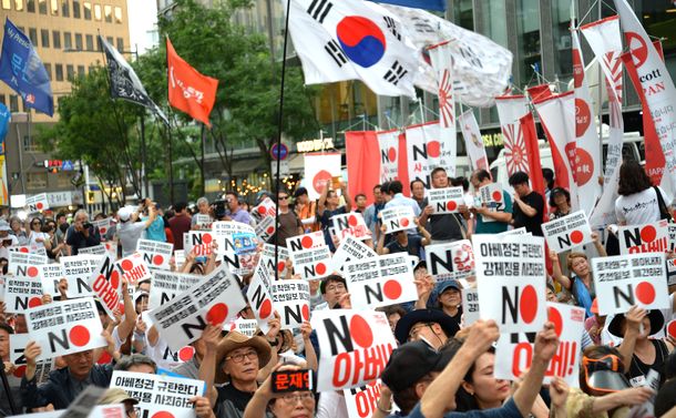 写真・図版 : ソウルの日本大使館近くで開かれた「安倍政権糾弾」デモ。労働組合など682団体が合同で開催した＝2019年8月3日