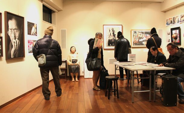 写真・図版 : 2015年1月、東京都練馬区のギャラリーで開かれた「表現の不自由展」。少女像（中央奥）や元慰安婦の写真が展示された