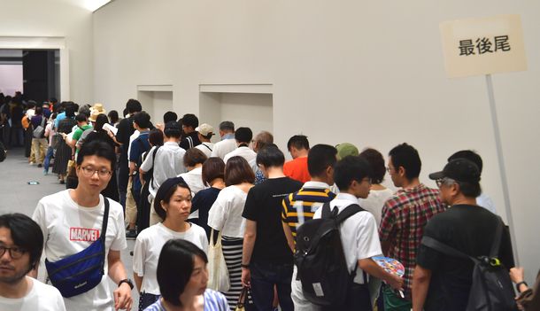 写真・図版 : 結果的に最終日となった2019年8月3日、「表現の不自由展・その後」の会場前には長蛇の列ができていたが…＝名古屋市の愛知芸術文化センター